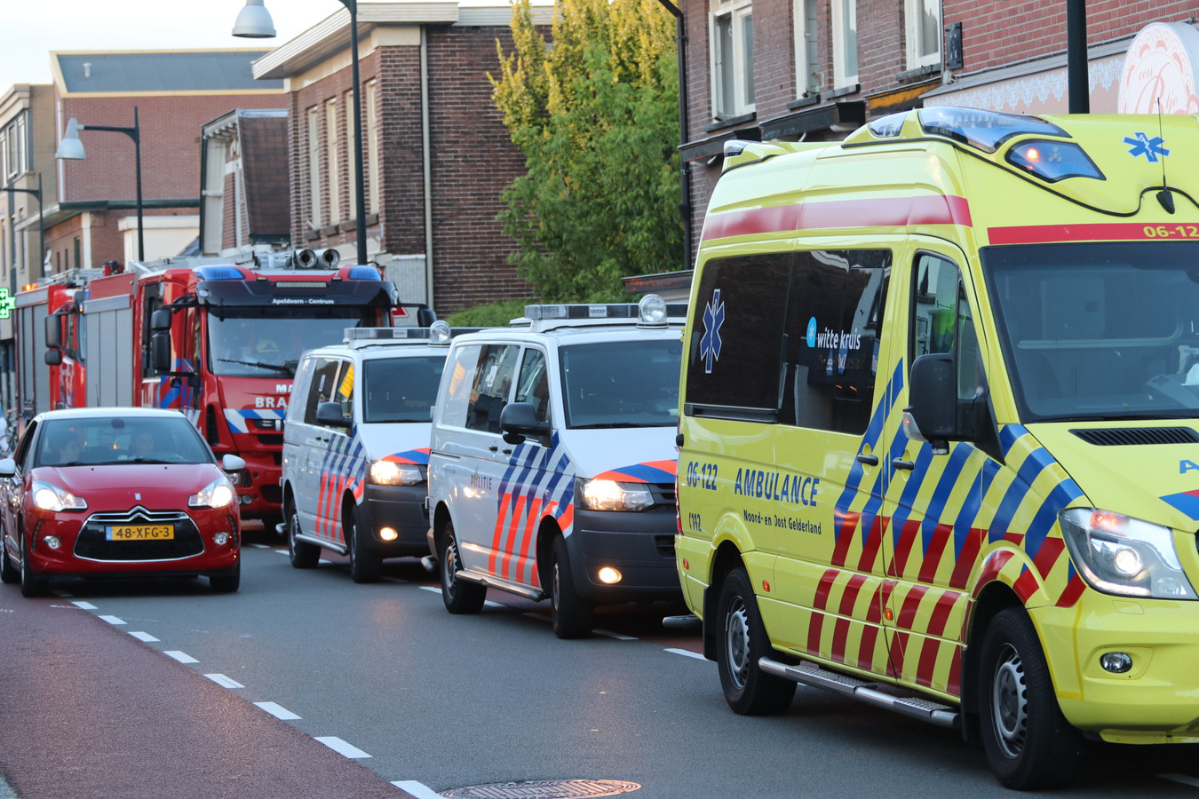 Immuniteit Historicus ~ kant Hulpdiensten massaal naar Asselsestraat in Apeldoorn | Foto | destentor.nl
