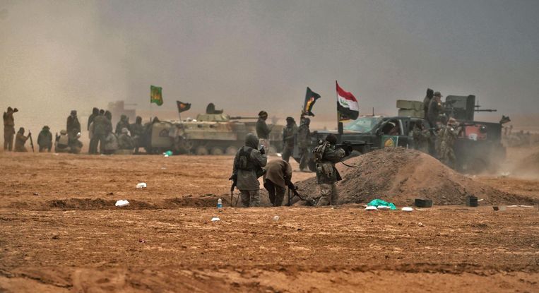 Iraakse soldaten in gevecht met strijders van Islamitische Staat. Beeld anp