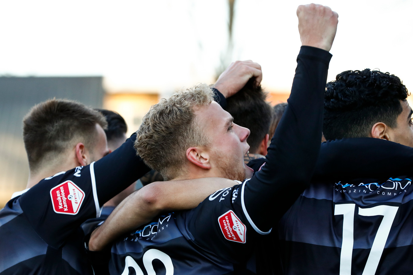 Spelers FC Den Bosch vieren de overwinning op Telstar.