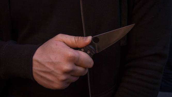 Wie stak 25-jarige bewoner Floraliastraat in de nek? Bloedsporen wijzen op tweede verdachte