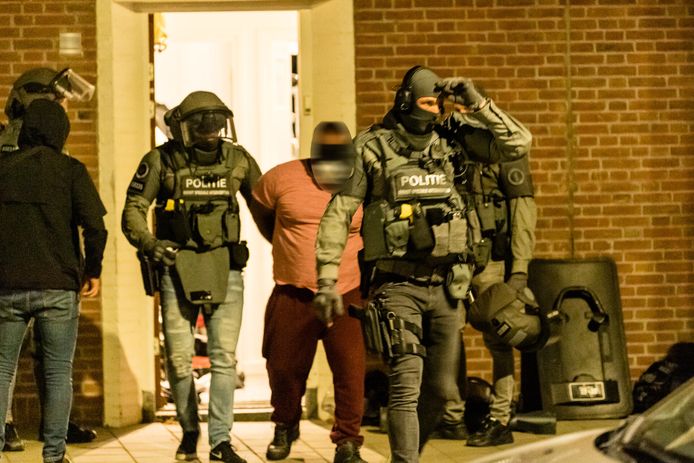 Arrestatieteam van de Marechaussee pakt verdachte drugssmokkelaar op in woning aande Van Oldebarneveldstraat in Tilburg.