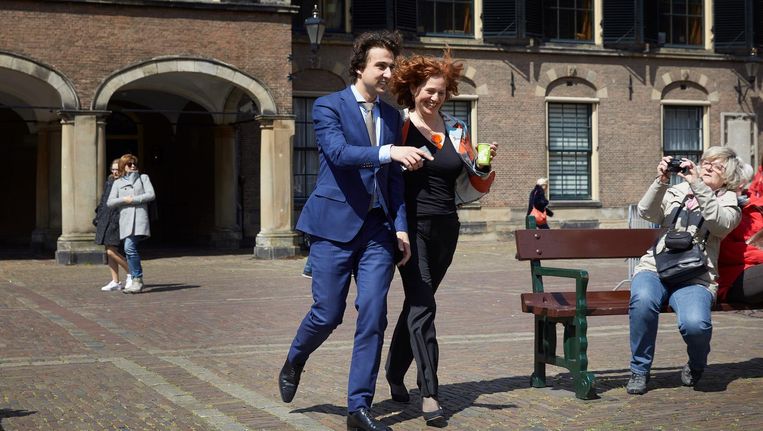 Jesse Klaver en Kathalijne Buitenweg (R) van GroenLinks op het Binnenhof voor aanvang van de formatiegesprekken met informateur Edith Schippers, na de lunchpauze Beeld ANP