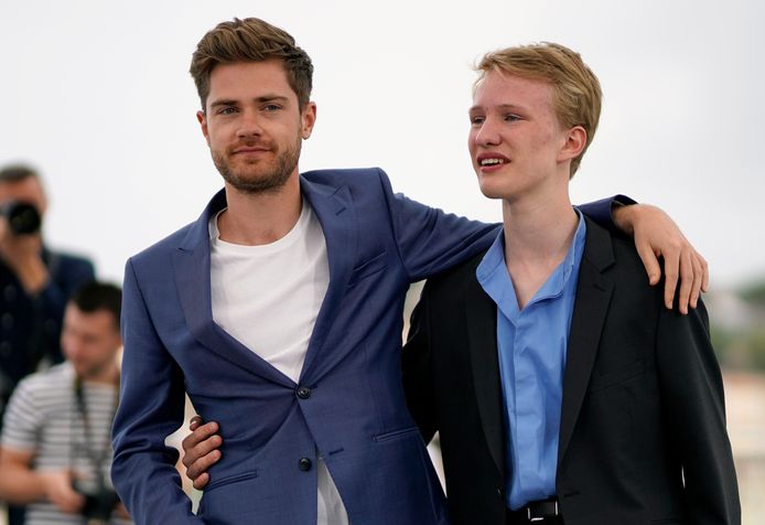 Regisseur Lukas Dhont en acteur Victor Polster worden internationaal geprezen. "Ze beleven hun grote doorbraak en zijn terecht de talk of the town in Cannes", stelt The Hollywood Reporter.