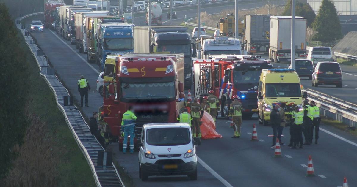 Man uit Vlijmen overleden bij ongeluk op A59, weg tot zes uur dicht - Omroep Brabant.