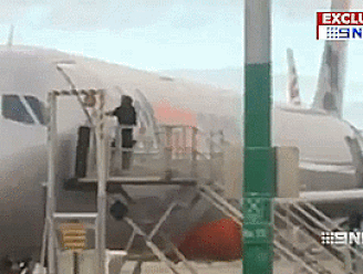 Razende late passagier loopt op tarmac en probeert in (verkeerd) vliegtuig in te breken