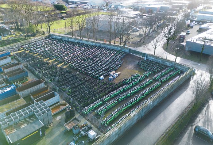 De elektrische scooters en fietsen van GO Sharing worden opgeslagen op een terrein op de grens tussen Oss en Berghem.