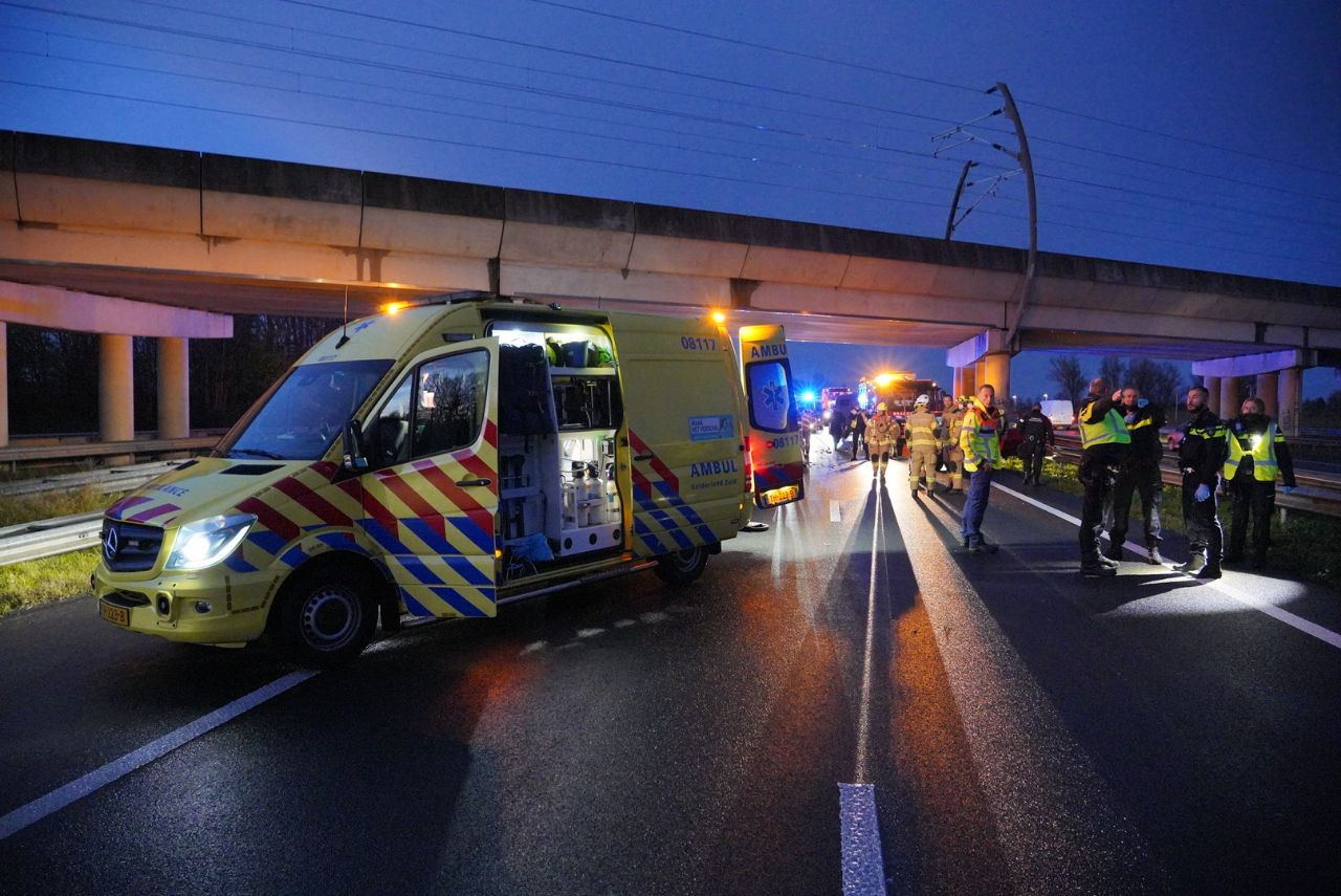 De situatie na de dodelijke aanrijding op de A325.