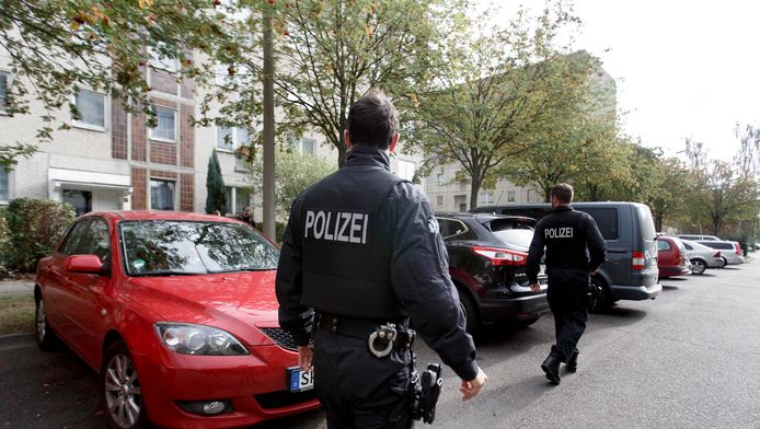 Duitse politie bij het appartement waar Jaber Al-Bakr maandag werd opgepakt