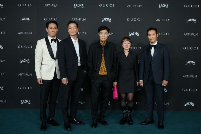 Regisseur Hwang Dong-hyuk (midden) tussen met castleden Lee Jung-jae (links), Park Hae-soo (tweede van links), Lee Byung-hun (rechts) en een gaste op het LACMA Art+Film Gala in LA.