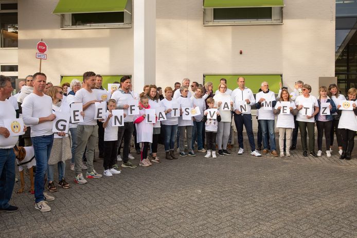 Omwonenden van een weiland in Soest waar Oekraïense vluchtelingen komen te wonen, demonstreerden daar donderdagavond tegen bij het gemeentehuis. De gemeenteraad reageerde met een open brief.