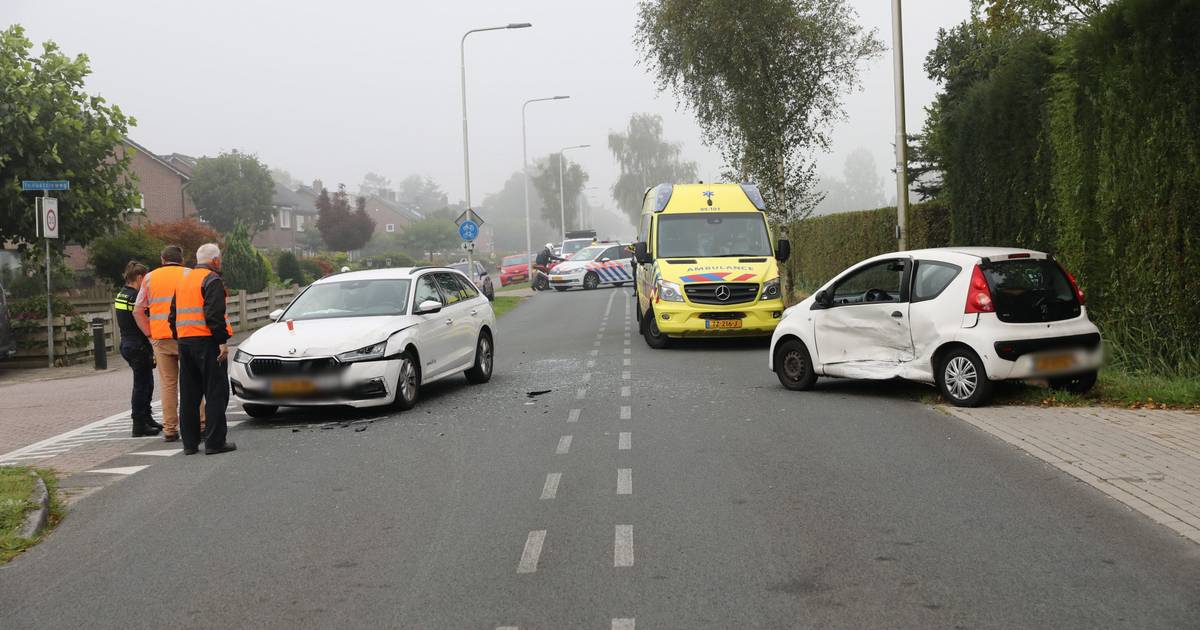 Automobilist gewond na botsing op Tolakkerweg in Maartensdijk