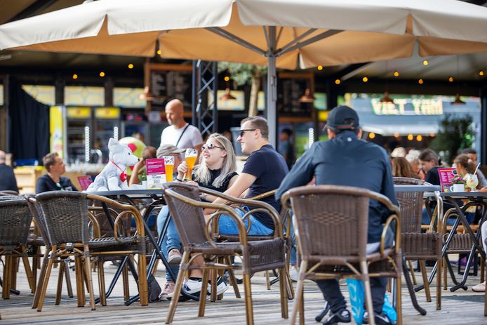 ,,Wat er nu gebeurt, is belachelijk’’, zegt Tim Wijdemans van de afdeling Tilburg van Koninklijke Horeca Nederland. ,,Er wordt zo’n ongelijk speelveld gecreëerd, dat slaat echt alles.''