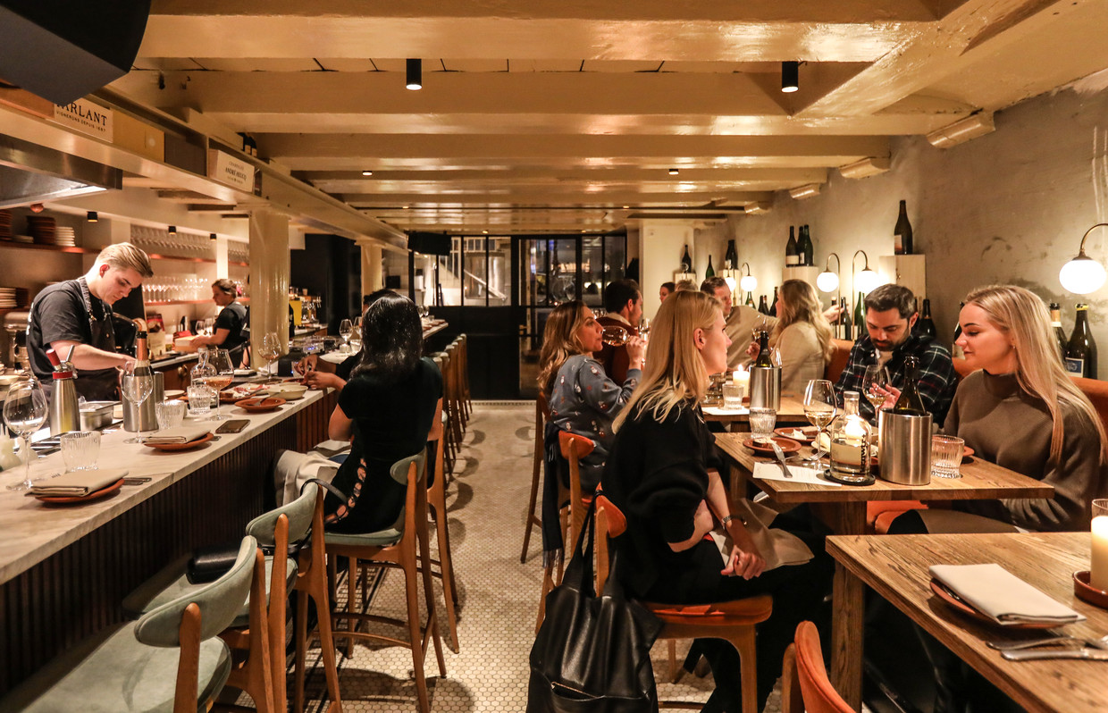 Aan de bar heb je zicht op de keuken en binnenkort ook op de oesterbak die in de maak is. Beeld Eva Plevier