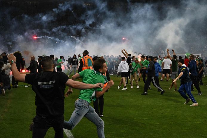 Enorme chaos in het Stade Geoffrey-Guichard, tienvoudig kampioen van Frankrijk.