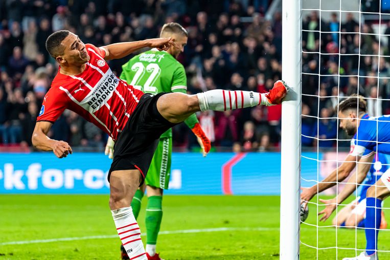 Carlos Vinicius trapt van opluchting tegen de doelpunt: zijn eerste doelpunt voor PSV bracht PSV tegen FC Twente op 4-2. Even later scoorde de Braziliaan ook nog de 5-2.  Beeld Pro Shots / Marcel van Dorst