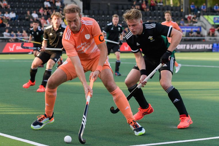 Billy Bakker en Lewis Prosser uit Wales tijdens het EK hockey in Amstelveen dit jaar. Beeld Getty Images