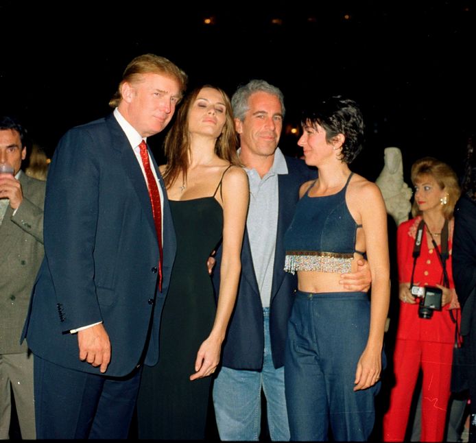 Donald Trump met rechts Jeffrey Epstein en Ghislaine Maxwell (uiterst rechts)
