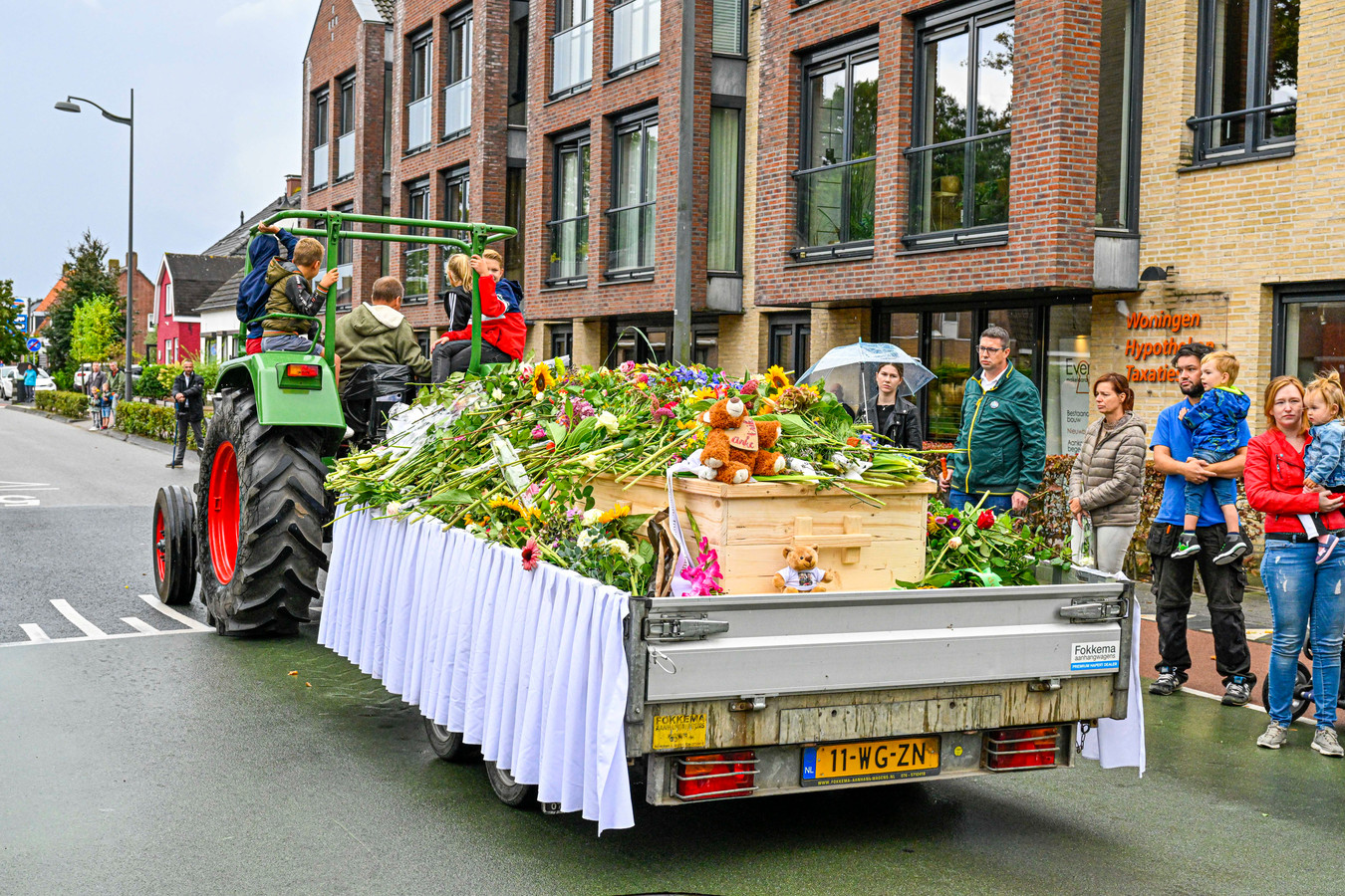 Verkeersdrama Oud Gastel indrukwekkende stoet voor omgekomen gezin