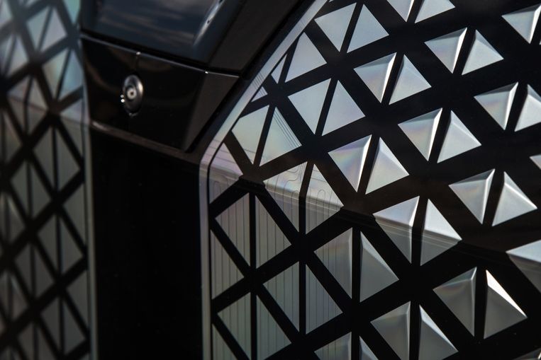De grille heeft een zelfhelende coating, waardoor kleine beschadigingen door steenslag vanzelf verdwijnen. Beeld BMW