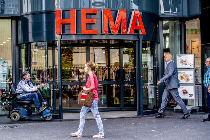 Een vestiging van HEMA in Rotterdam. Beide ketens zijn ook actief in België, maar de twee pilootwinkels zullen twee grote HEMA winkels zijn in twee grote Nederlandse steden, verduidelijkt een woordvoerder van HEMA.