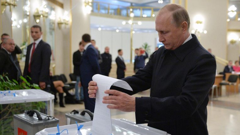 Poetin brengt zijn stem uit tijdens de parlementsverkiezingen Beeld anp