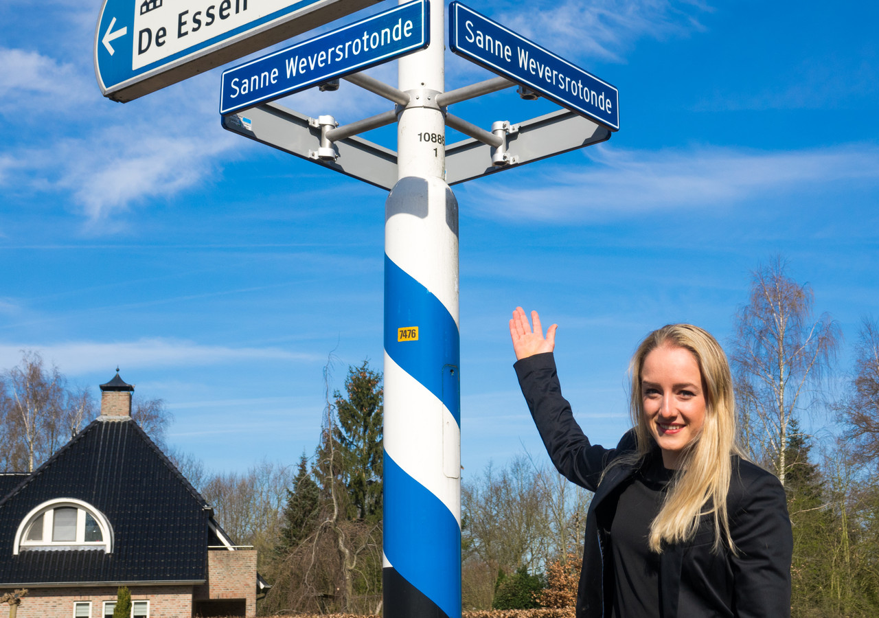 Drie Balken Op Sanne Wevers rotonde In Oldenzaal Worden Eindelijk