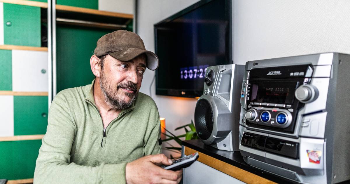 Lucien (57) scoorde in de jaren 80 een wereldhit, nu wil hij vanuit de opvang zijn carrière herstart
