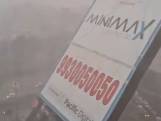 Harde wind blaast enorm reclamebord om in Mumbai