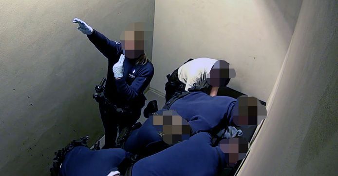 In België is een rel ontstaan nadat de 38-jarige Jozef Chovanec in een politiecel om het leven kwam nadat een politieman minutenlang op hem zat. Daarbij maakte een agente de Hitlergroet.
