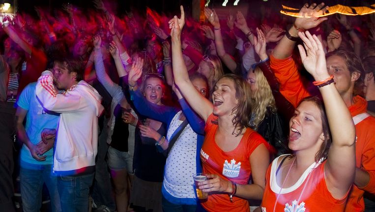 Aankomende studenten feesten tijdens de Cantus in Utrecht Beeld anp