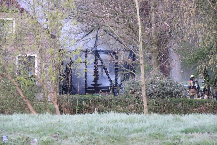 Van het tuinhuisje aan de Nieuwkoopseweg in Pijnacker is bijna niets meer over.