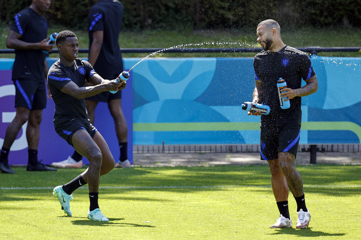 Quincy Promes (l) en Memphis Depay (r) tijdens een trainingssessie van het Nederlands elftal woensdag in Zeist, Nederland.  Beeld ANP
