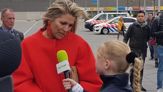 Máxima in Breda voor opening Week van het Geld. Bij vertrek mocht de 10-jarige Floor Duijs de koningin nog een vraag stellen