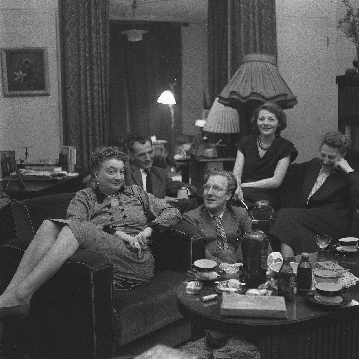 Louise ‘Loes’ Huhne thuis rond 1956. Van links naar rechts: Loes Huhne, haar broer Paul Huhne, Frits Gerritsen, Lenie Gerritsen en Ina Ruijgrok. Beeld fotoarchief Frits Gerritsen