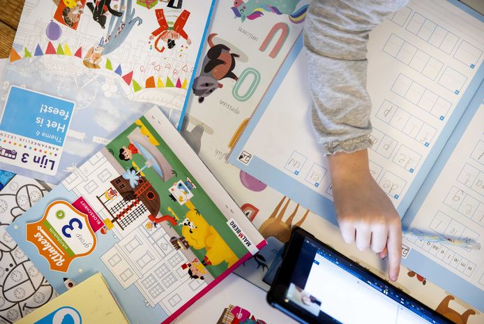 Foto ter illustratie. Kind volgt thuisonderwijs.