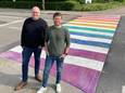 Burgemeester Bart Seldeslachts (links) en schepen Willem Wevers (beiden N-VA) aan het regenboogzebrapad.