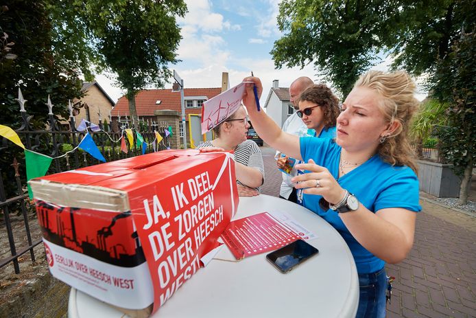Femke Dielissen tekent in Vinkel op de slotdag van de inspraaktermijn een 'bezwaarformulier' tegen Heesch West.