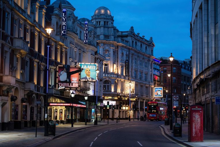 Shaftesbury Avenue in hartje Londen. De theaters zijn dicht. Beeld AP