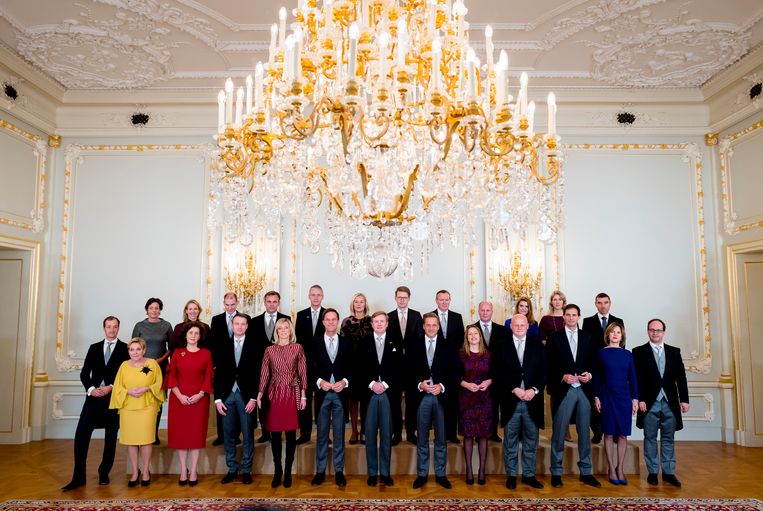 Groepsfoto met het in 2017 beëdigde kabinet Rutte III in Paleis Noordeinde. Beeld ANP