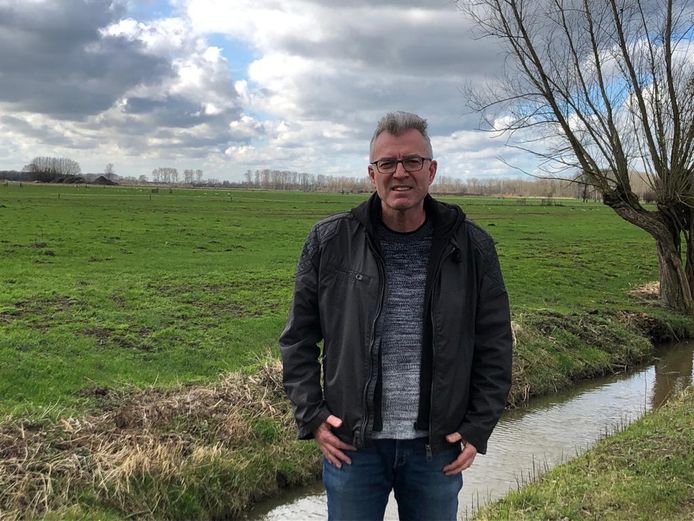 Rob van der Wal, één van de initiatiefnemers van stichting Windturbine Vrij Lexmond, in de door hem zo geliefde omgeving van Lexmond.