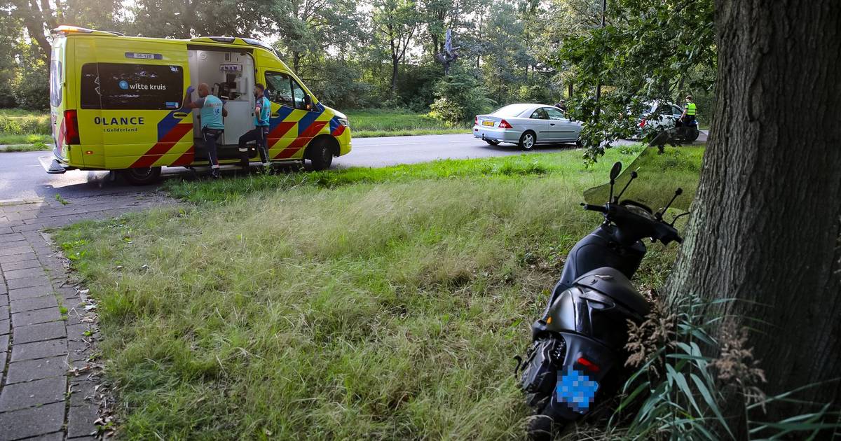 Opnieuw raakt een scooterrijder gewond bij botsing op ‘ongelukkenlaan’ in Apeldoorn.