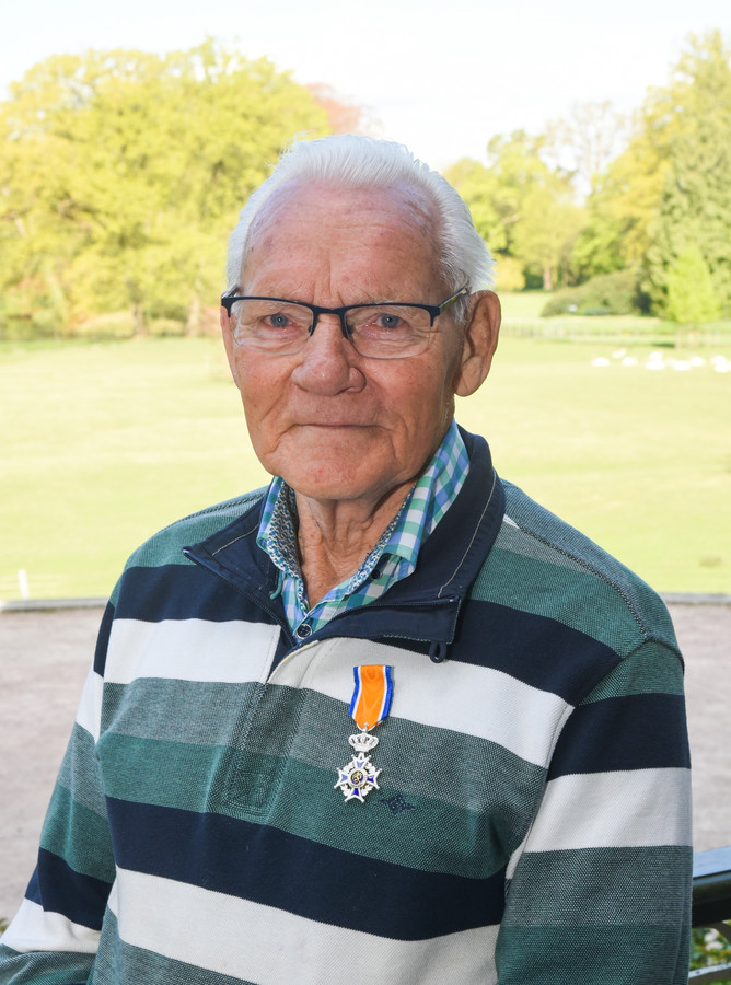 Alex van Galen (85, Steenwijk) met zijn lintje.