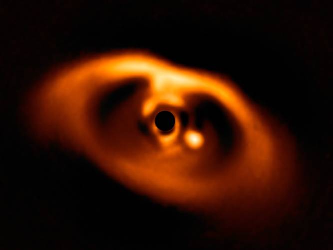 Geboorte van een planeet voor de allereerste keer vastgelegd op spectaculaire foto