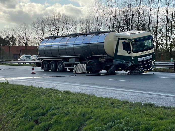 De Nederlandse vrachtwagen liep zware schade op en moest getakeld worden.