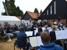 Muzikale gebruikers Dorpshoes Gelster geven openluchtconcert in Gelselaar