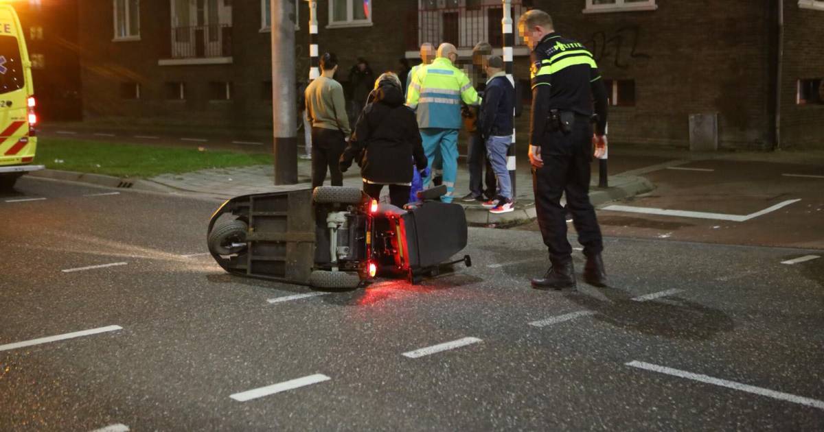 Bestuurder grijze Ford slaat op de vlucht na aanrijding met scootmobiel in Arnhem: politie houdt zoekactie.