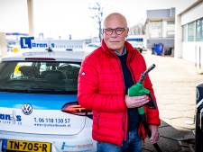 Rij-instructeur stuurt ‘tikkie’ van 2 euro, tal van rijscholen vragen brandstoftoeslag