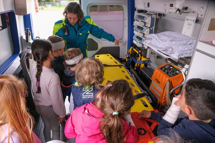 spoeddienst en ziekenwagen op bezoek bij Mozaïek