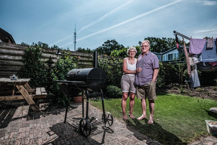 Gineke en Keith in de tuin bij de smoker in de tuin in Zelhem.