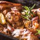 Recept: konijn in mosterd-rozemarijnroomsaus